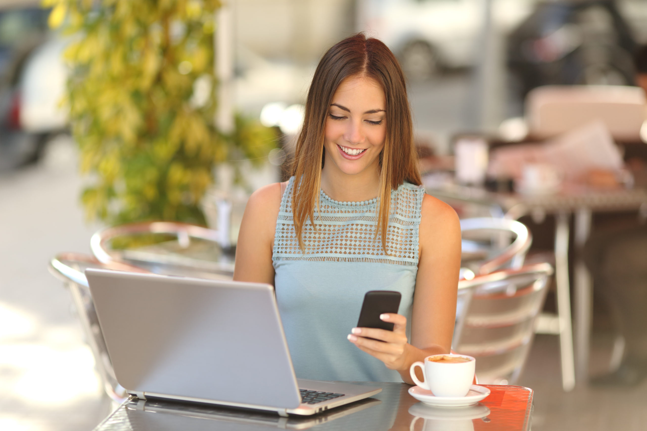 Femme plus productive dans un café